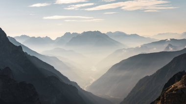 Dolomite 'lar içinde güzel dağ manzarası, İtalya