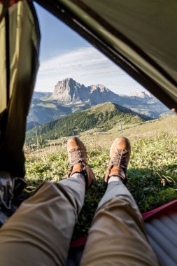 Dağdaki bir dağda turist çadırı. yüksek kaliteli fotoğraf