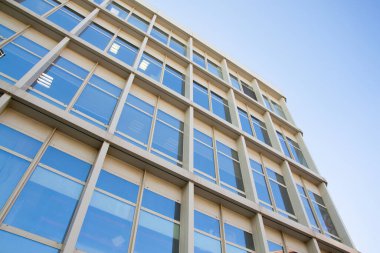 Aşağıdan alınan bir binanın pencereleri