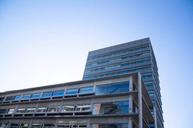 modern beton yapı gökdelen ve ofisler perspektifte