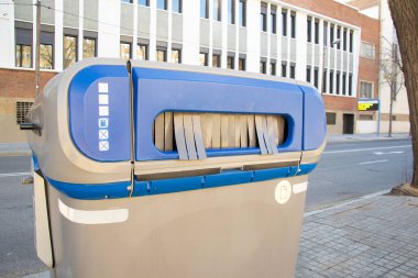 Geri dönüşüm için mavi çöp kutusu