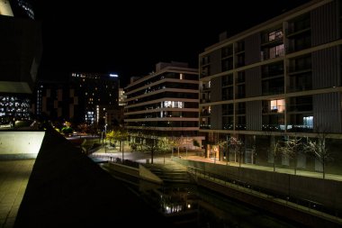 modern bina gece aydınlandı