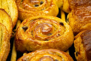 Fırında pişmiş tarçınlı ekmeğin enfes yakın çekimi.