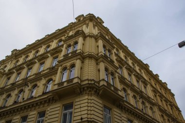 Prag 'daki sarı binaların bohem mimarisi