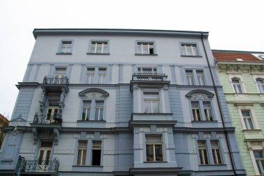 Prag 'daki parlak mavi bina