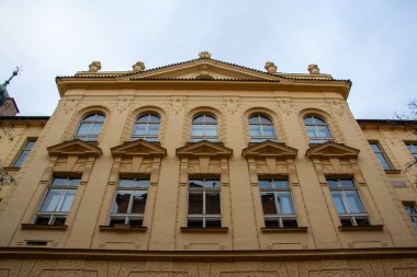 Aşağıdan yukarıya görünen sarı bir binanın perspektif fotoğrafı