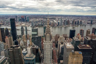 Manhattan, Jersey şehri ve Hudson nehri bulutlu bir günde