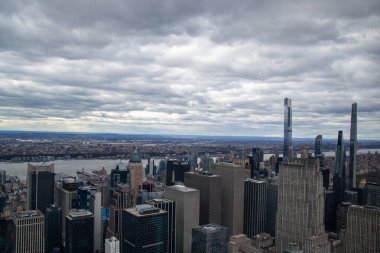 Modern binalar New York 'un ortasında güneşli bir günde parlıyor.