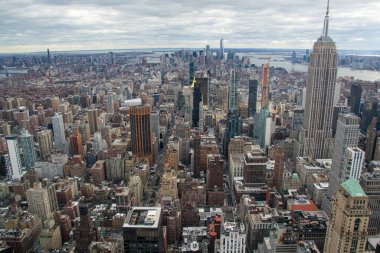 Manhattan finans bölgesi ve Hudson nehri manzarası