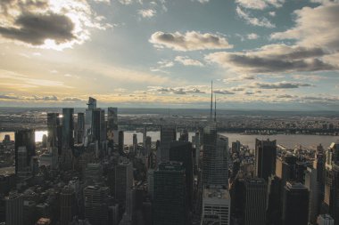 Modern binalar New York 'un ortasında güneşli bir günde parlıyor.