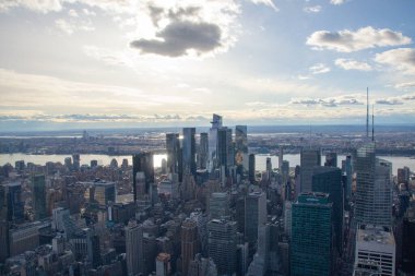 Modern binalar New York 'un ortasında güneşli bir günde parlıyor.