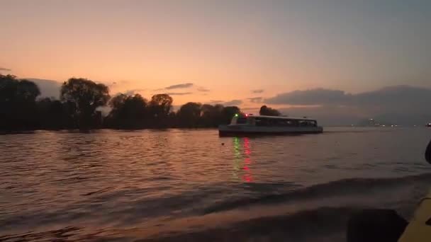 Човен Перетинає Озеро Посеред Прекрасного Заходу Сонця — стокове відео
