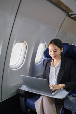 Not Defteri Yazan Kadın Uçan Uçak Konsepti. Yüksek kalite fotoğraf