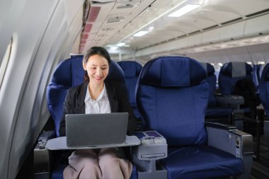 Not Defteri Yazan Kadın Uçan Uçak Konsepti. Yüksek kalite fotoğraf