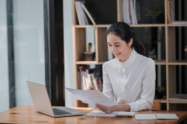 Başarılı Asyalı İş Kadını Portresi Ofiste Dizüstü bilgisayar üzerinde çalışıyor. E-Ticaret Projesi için Hırslı Şirket Yöneticisi Yatırım Stratejisi. Yüksek kalite fotoğraf