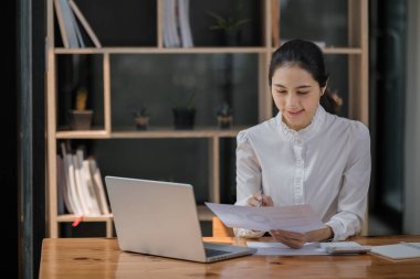 Başarılı Asyalı İş Kadını Portresi Ofiste Dizüstü bilgisayar üzerinde çalışıyor. E-Ticaret Projesi için Hırslı Şirket Yöneticisi Yatırım Stratejisi. Yüksek kalite fotoğraf