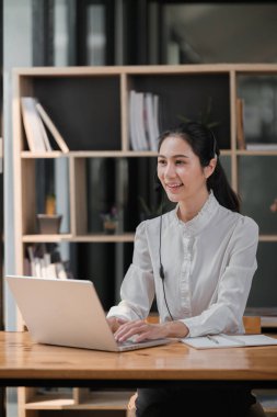 Müşteri desteği, yardım ya da tele pazarlama için müşteriye danışmanlık yapan mutlu çağrı merkezi kadını. Satış danışmanı, başarılı müşteri hizmetleri için gülümseyen CRM kızı, bizimle ya da sigorta anlaşmasıyla iletişime geçin.