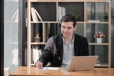 Ofisinde çalışan yakışıklı, iyi giyimli bir iş adamı, bir proje üzerinde çalışan bir işadamı. Yüksek kalite fotoğraf