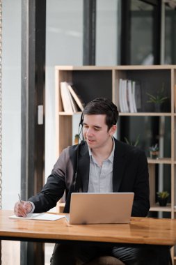 Ofisinde çalışan yakışıklı, iyi giyimli bir iş adamı, bir proje üzerinde çalışan bir işadamı. Yüksek kalite fotoğraf