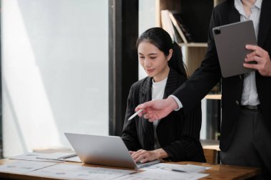 Şirket CEO 'su ve üst düzey yönetici ofiste dizüstü bilgisayar kullanarak konuşuyor. İki Başarılı Profesyonel İnsan Beyin Fırtınası E-Ticaret Yazılım Yatırım Stratejisine Çözüm Bulun. Yüksek kalite