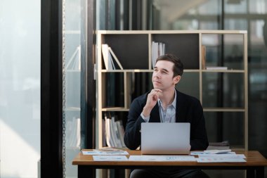 Ofisinde çalışan yakışıklı, iyi giyimli bir iş adamı, bir proje üzerinde çalışan bir işadamı. Yüksek kalite fotoğraf