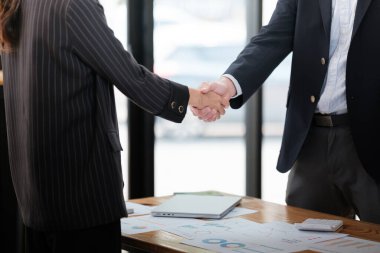Ofisteki iş adamları ayakta ve el sıkışıyorlar, yakın plan. İş iletişimi kavramı. El sıkışma ve pazarlama. Yüksek kalite fotoğraf