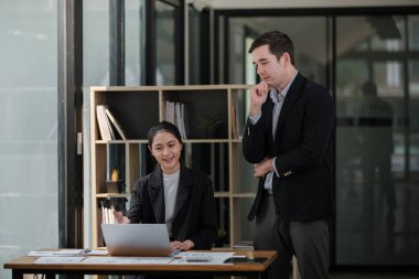 Şirket CEO 'su ve üst düzey yönetici ofiste dizüstü bilgisayar kullanarak konuşuyor. İki Başarılı Profesyonel İnsan Beyin Fırtınası E-Ticaret Yazılım Yatırım Stratejisine Çözüm Bulun. Yüksek kalite