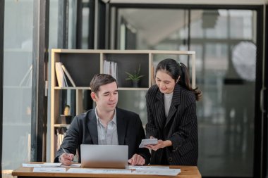 Şirket CEO 'su ve üst düzey yönetici ofiste dizüstü bilgisayar kullanarak konuşuyor. İki Başarılı Profesyonel İnsan Beyin Fırtınası E-Ticaret Yazılım Yatırım Stratejisine Çözüm Bulun. Yüksek kalite