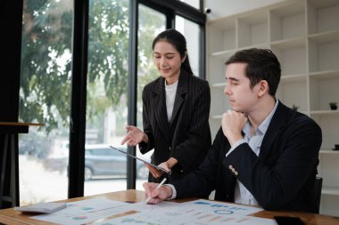 Şirket CEO 'su ve üst düzey yönetici ofiste dizüstü bilgisayar kullanarak konuşuyor. İki Başarılı Profesyonel İnsan Beyin Fırtınası E-Ticaret Yazılım Yatırım Stratejisine Çözüm Bulun. Yüksek kalite