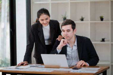 Şirket CEO 'su ve üst düzey yönetici ofiste dizüstü bilgisayar kullanarak konuşuyor. İki Başarılı Profesyonel İnsan Beyin Fırtınası E-Ticaret Yazılım Yatırım Stratejisine Çözüm Bulun. Yüksek kalite