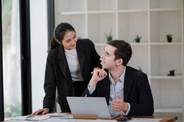 Şirket CEO 'su ve üst düzey yönetici ofiste dizüstü bilgisayar kullanarak konuşuyor. İki Başarılı Profesyonel İnsan Beyin Fırtınası E-Ticaret Yazılım Yatırım Stratejisine Çözüm Bulun. Yüksek kalite