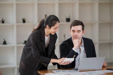 Şirket CEO 'su ve üst düzey yönetici ofiste dizüstü bilgisayar kullanarak konuşuyor. İki Başarılı Profesyonel İnsan Beyin Fırtınası E-Ticaret Yazılım Yatırım Stratejisine Çözüm Bulun. Yüksek kalite