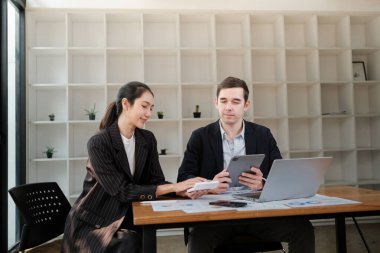 Şirket CEO 'su ve üst düzey yönetici ofiste dizüstü bilgisayar kullanarak konuşuyor. İki Başarılı Profesyonel İnsan Beyin Fırtınası E-Ticaret Yazılım Yatırım Stratejisine Çözüm Bulun. Yüksek kalite