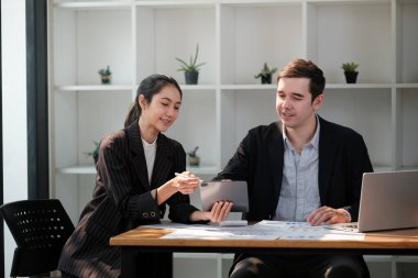 Şirket CEO 'su ve üst düzey yönetici ofiste dizüstü bilgisayar kullanarak konuşuyor. İki Başarılı Profesyonel İnsan Beyin Fırtınası E-Ticaret Yazılım Yatırım Stratejisine Çözüm Bulun. Yüksek kalite