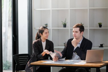 Şirket CEO 'su ve üst düzey yönetici ofiste dizüstü bilgisayar kullanarak konuşuyor. İki Başarılı Profesyonel İnsan Beyin Fırtınası E-Ticaret Yazılım Yatırım Stratejisine Çözüm Bulun. Yüksek kalite