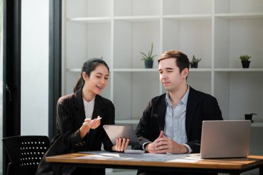 Şirket CEO 'su ve üst düzey yönetici ofiste dizüstü bilgisayar kullanarak konuşuyor. İki Başarılı Profesyonel İnsan Beyin Fırtınası E-Ticaret Yazılım Yatırım Stratejisine Çözüm Bulun. Yüksek kalite