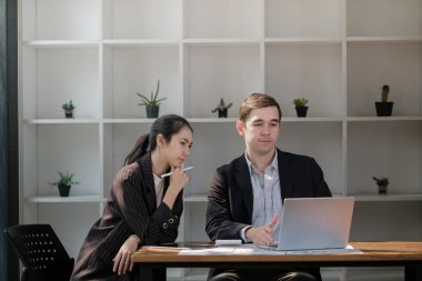 Şirket CEO 'su ve üst düzey yönetici ofiste dizüstü bilgisayar kullanarak konuşuyor. İki Başarılı Profesyonel İnsan Beyin Fırtınası E-Ticaret Yazılım Yatırım Stratejisine Çözüm Bulun. Yüksek kalite