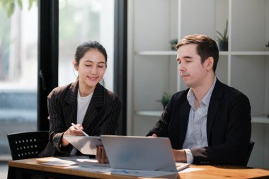 Şirket CEO 'su ve üst düzey yönetici ofiste dizüstü bilgisayar kullanarak konuşuyor. İki Başarılı Profesyonel İnsan Beyin Fırtınası E-Ticaret Yazılım Yatırım Stratejisine Çözüm Bulun. Yüksek kalite