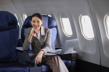 Not Defteri Yazan Kadın Uçan Uçak Konsepti. Yüksek kalite fotoğraf