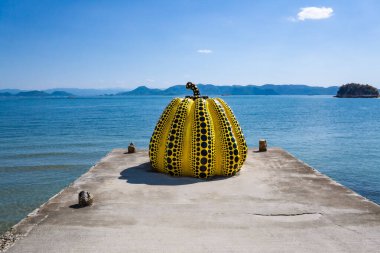 Naoshima, Japonya: Balkabağı Sanatı Yazan Yayoi Kusama. Japonya 'daki Naoshima Adası' nda güneşli bir günde çekilmiş..