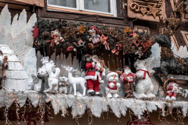 Büyüleyici bir Fransız kasabasının bu fotoğraf serisinde Alsace 'ın özünü keşfedin. İkonik mimarisi, ilginç sokakları ve şenlikli atmosferiyle bu görüntüler, Fransa 'nın Alsace bölgesinin güzelliğini ve cazibesini gözler önüne seriyor..