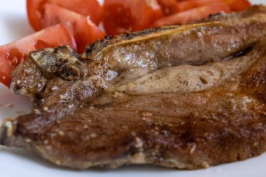 Kemikli domuz bifteği, aferin.