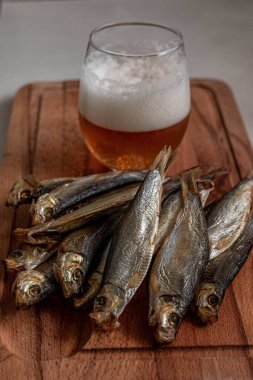 Küçük bir füme balık tepside yatıyor.