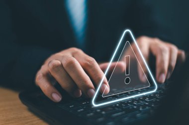 Dikkat arızası sistemi, not defterindeki uyarı alarmını hackledi. İşadamı bilgisayar bilgisayarı kullanıyor, uyarı hatası için üçgen uyarı işareti, sorun bakımı. Kullanılabilir internet siber güvenliği 