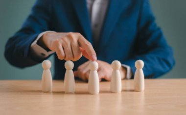 İş adamı ya da insan kaynakları ikon grubu seçin. HR, HRM, İnsan Kaynakları Yönetim Konsepti. Müşteri işi acemi. CRM, Müşteri İlişkileri Yönetimi stratejisi, hedef kitle pazarlamasına odaklan