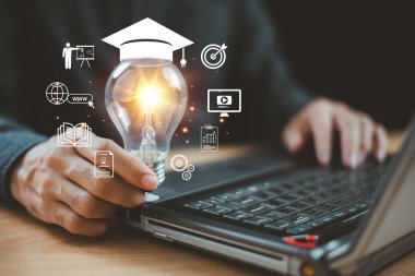 İş adamının elinde ampul mezuniyet şapkası var. E-öğrenim lisans programı konsepti. İnternet eğitimi diploması, çevrimiçi öğretmenlik eğitimi, yaratıcı düşünce çözümü