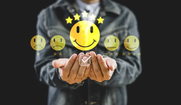 Müşteri memnuniyeti anket geribildirim konsepti. 5 yıldızlı tatmin değerlendirmesi. En iyi servis deneyimi beş yıldız ikon dereceli online uygulama. İnsan değerlendirme ürünü, memnuniyet iyi fikir.