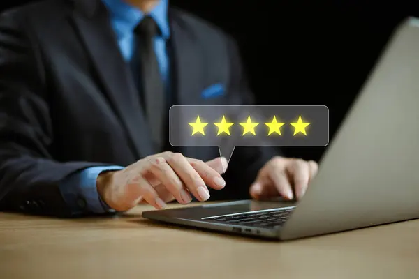 Müşteri memnuniyeti araştırması konsepti. Beş yıldızlı memnuniyet oranı. Online başvuru değerlendirmesi için görüş servisi deneyimi. Müşteri değerlendirme hizmeti en iyi kalite, memnuniyet geri bildirim incelemesi