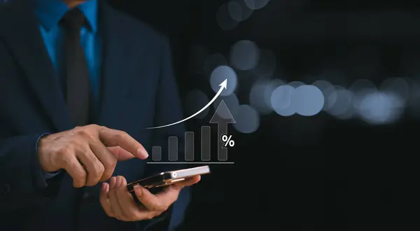 Yatırımcı tüccar finansal veri alım satım grafiklerini analiz eder, borsaya yatırım yapar, dijital varlık planını finanse eder. İş finans teknolojisi yatırım konsepti. Ticaret bütçesi muhasebe reporatörü