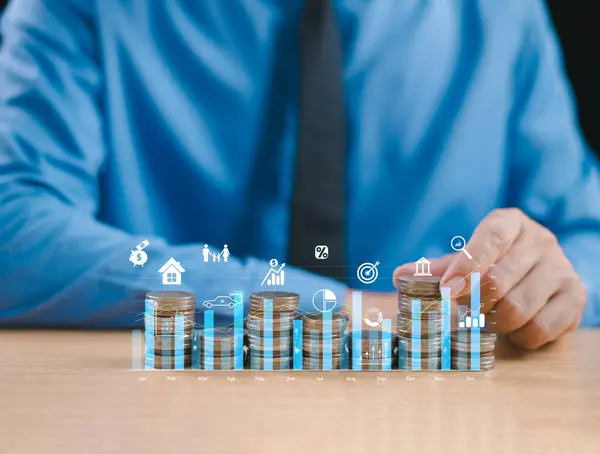 Yatırımcı tüccar finansal veri alım satım grafiklerini analiz eder, borsaya yatırım yapar, dijital varlık planını finanse eder. İş finans teknolojisi yatırım konsepti. Ticaret bütçesi muhasebe reporatörü